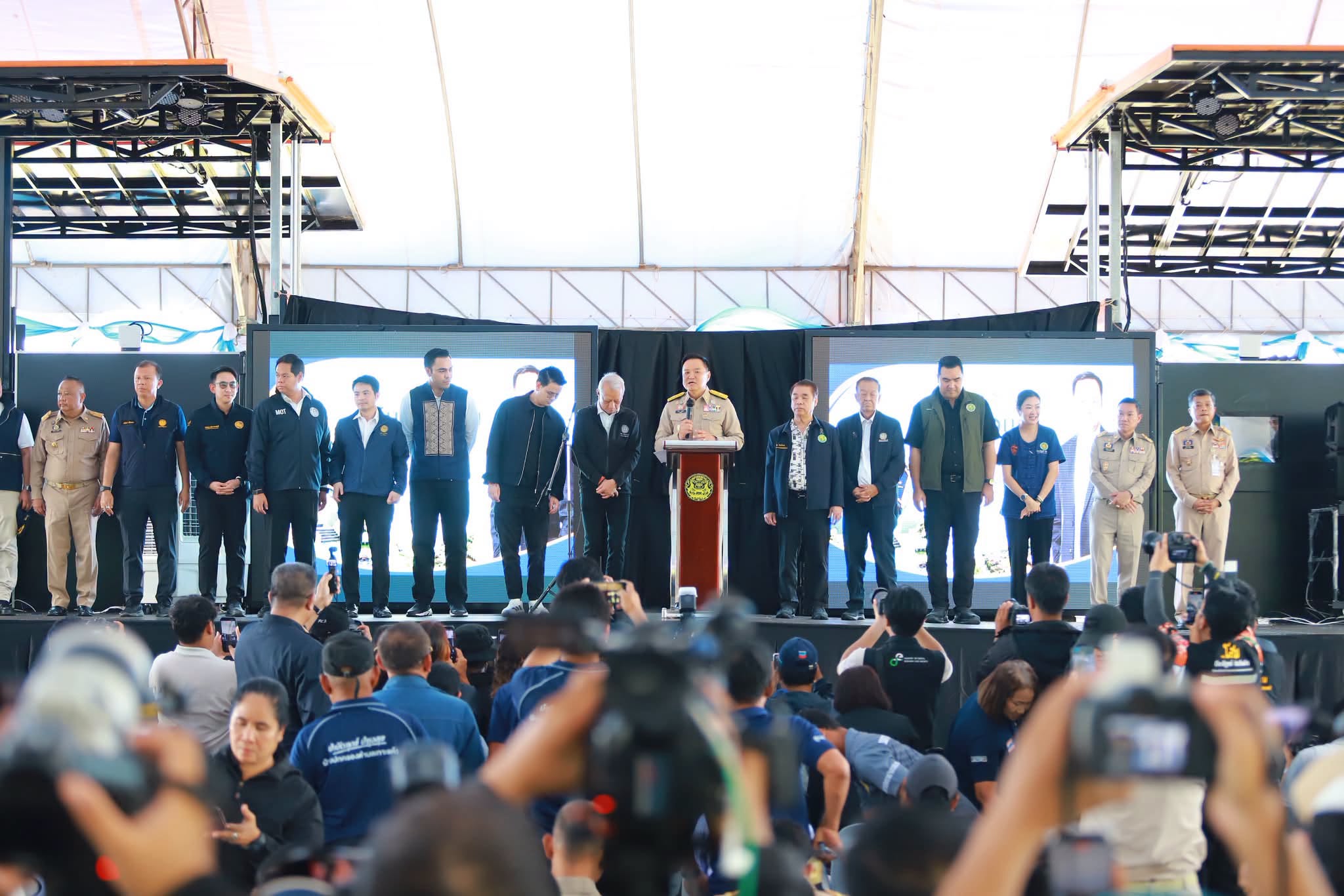 title - เลขาธิการ ส.ป.ก. พร้อมคณะ ร่วมลงพื้นที่กับคณะนายกรัฐมนตรี ติดตามการบริหารจัดการน้ำ เพิ่มศักยภาพระบายน้ำ ลดเสี่ยงน้ำท่วมหาดใหญ่ 